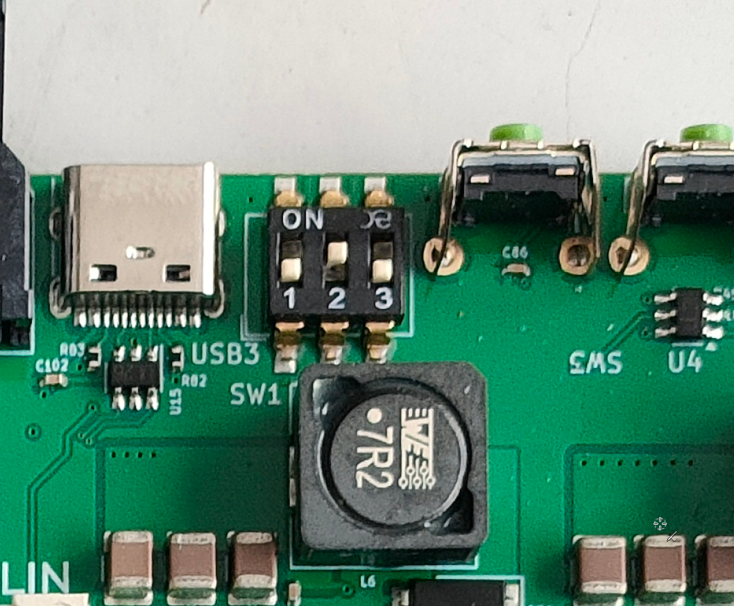 DIP-Schalter SW1 neben dem Main USB-Anschluss